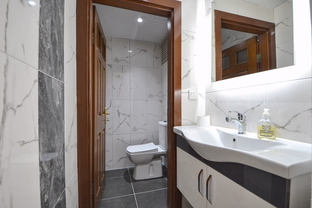 Buy Apartment Alanya Center Spacious 3+1 Residence (18) Modern bathroom with practical design Alanya