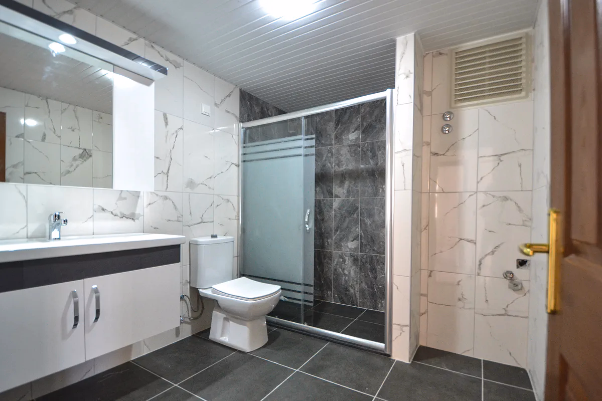Buy Apartment Alanya Center Spacious 3+1 Residence (21) Modern bathroom with practical design Alanya