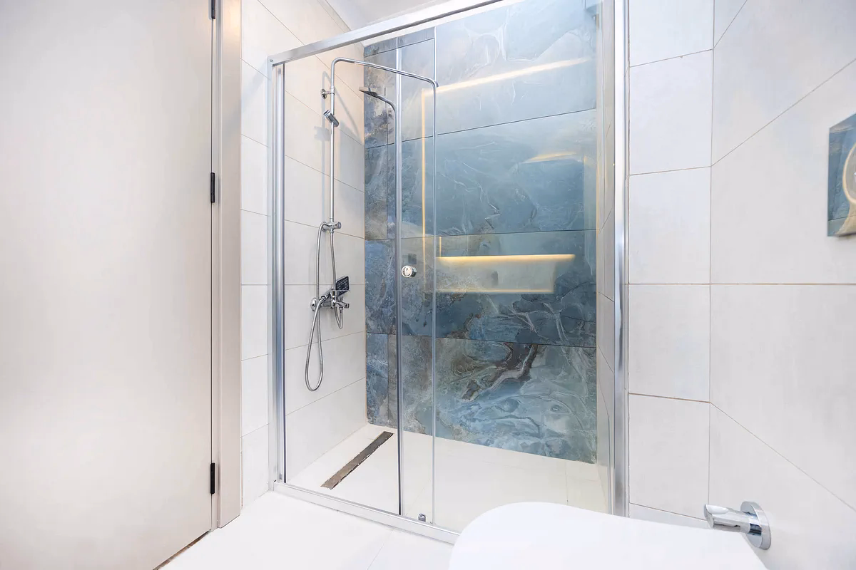 Buy Apartment Alanya – Küçüker Tower 1+1 Sea View Luxury (11) Modern bathroom Kestel Alanya apartment