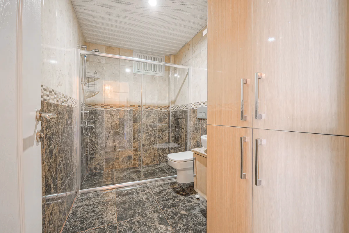 Buy Apartment Kestel Alanya — Furnished 1+1 in Doğanay Residence (7) Hilton-finish bathroom with shower cabin in Doğanay Residence
