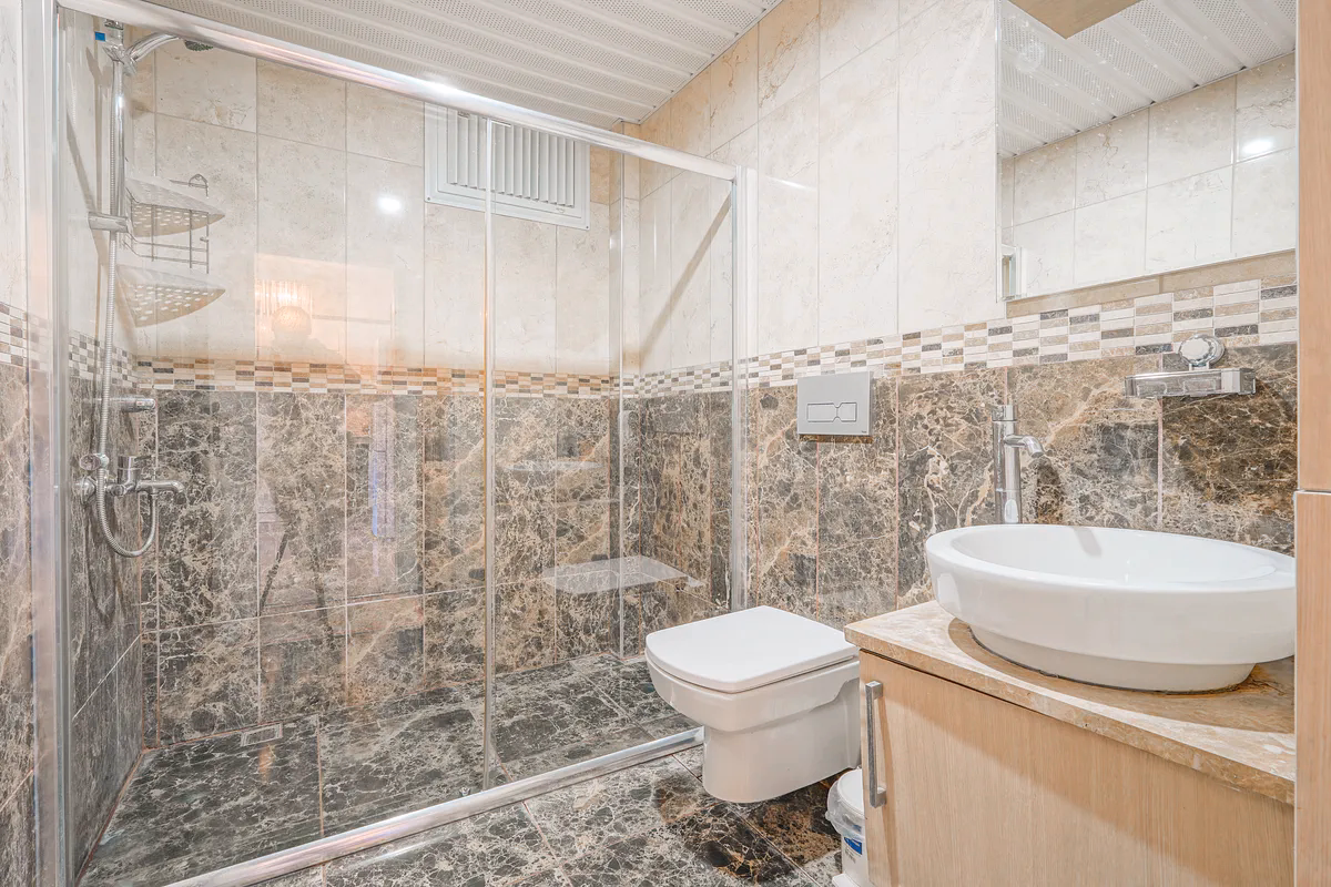 Buy Apartment Kestel Alanya — Furnished 1+1 in Doğanay Residence (9) Hilton-finish bathroom with shower cabin in Doğanay Residence