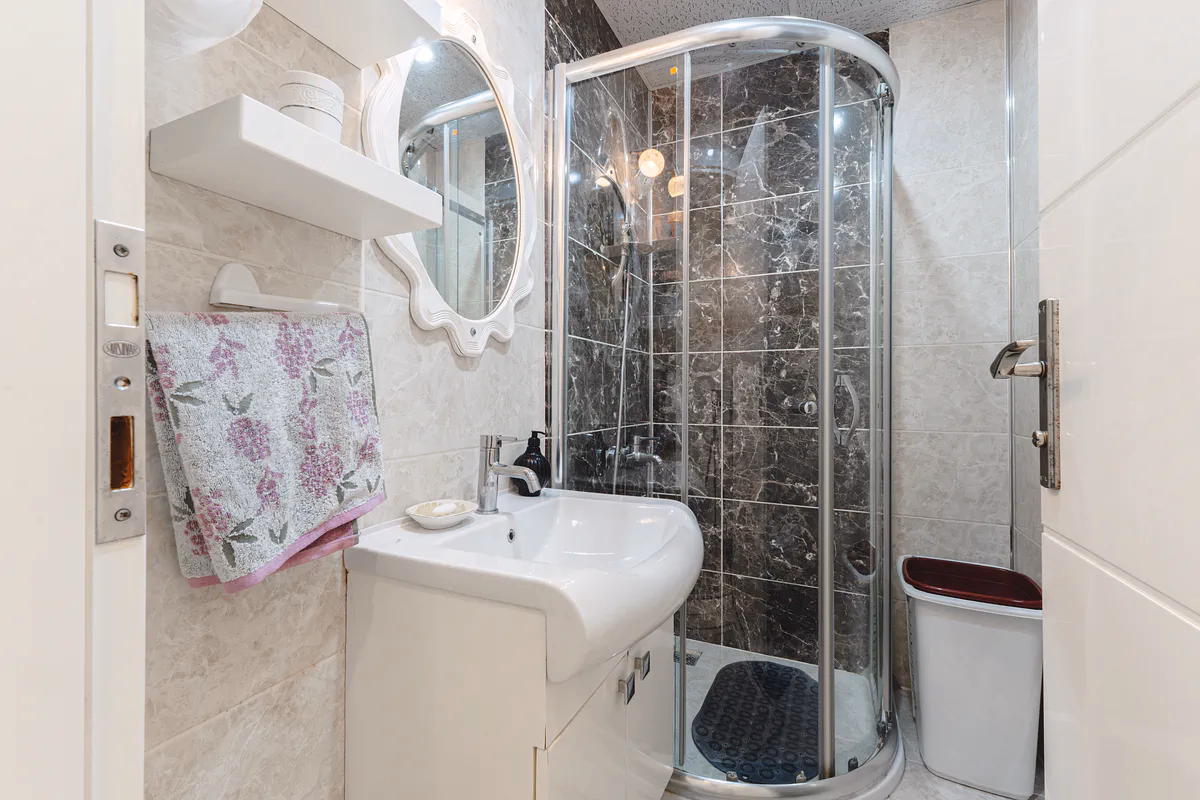 Buy Apartment Mahmutlar Alanya — Spacious 85 m² 1+1 in Hes Cebeci (12) Hilton-finish bathroom with shower cabin in Hes Cebeci Alanya