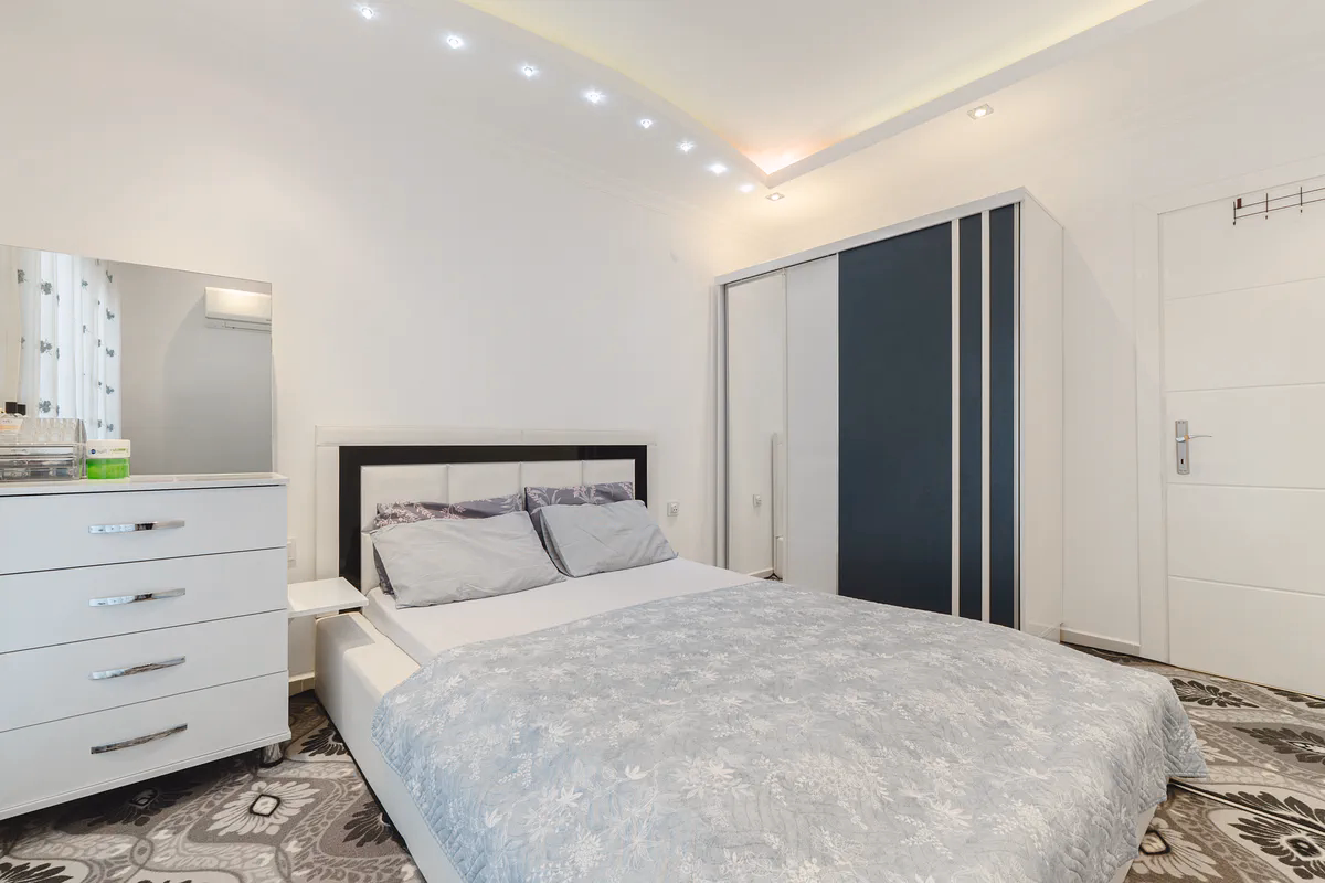 Buy Apartment Mahmutlar Alanya — Spacious 85 m² 1+1 in Hes Cebeci (14) Large furnished bedroom in Hes Cebeci apartment Mahmutlar
