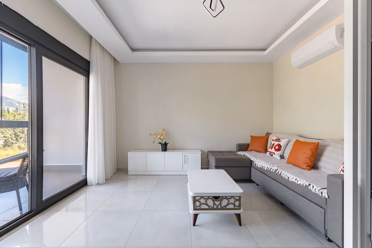 Discover a furnished studio apartment in Mahmutlar, Alanya (1) Furnished studio living area Mahmutlar