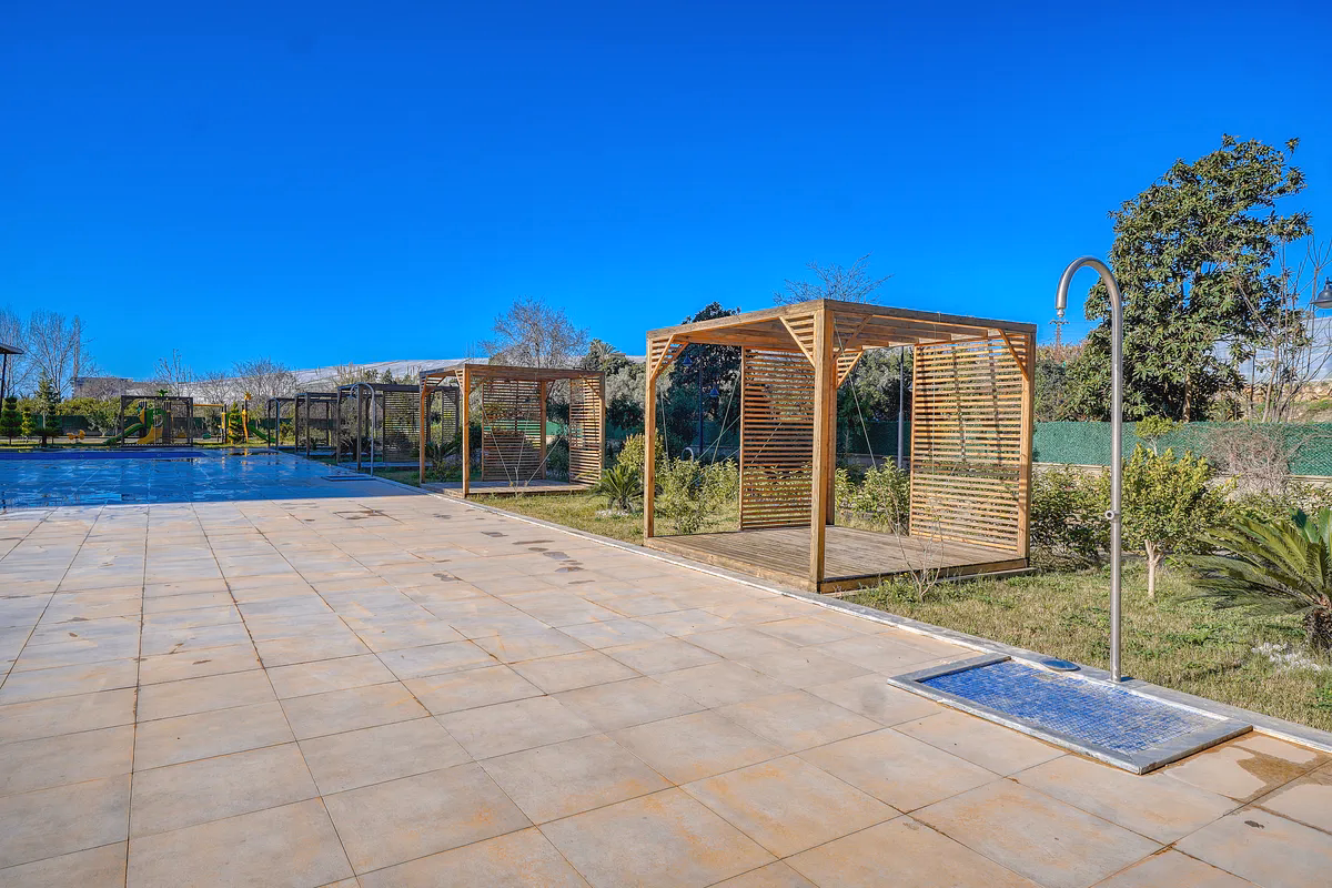 Discover a furnished studio apartment in Mahmutlar, Alanya (14) Garden area at TNH Hill Mahmutlar