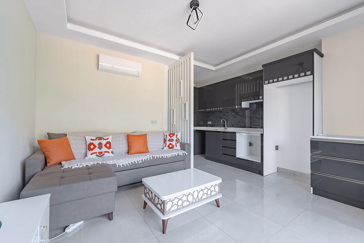 Discover a furnished studio apartment in Mahmutlar, Alanya (2) Furnished studio living area Mahmutlar