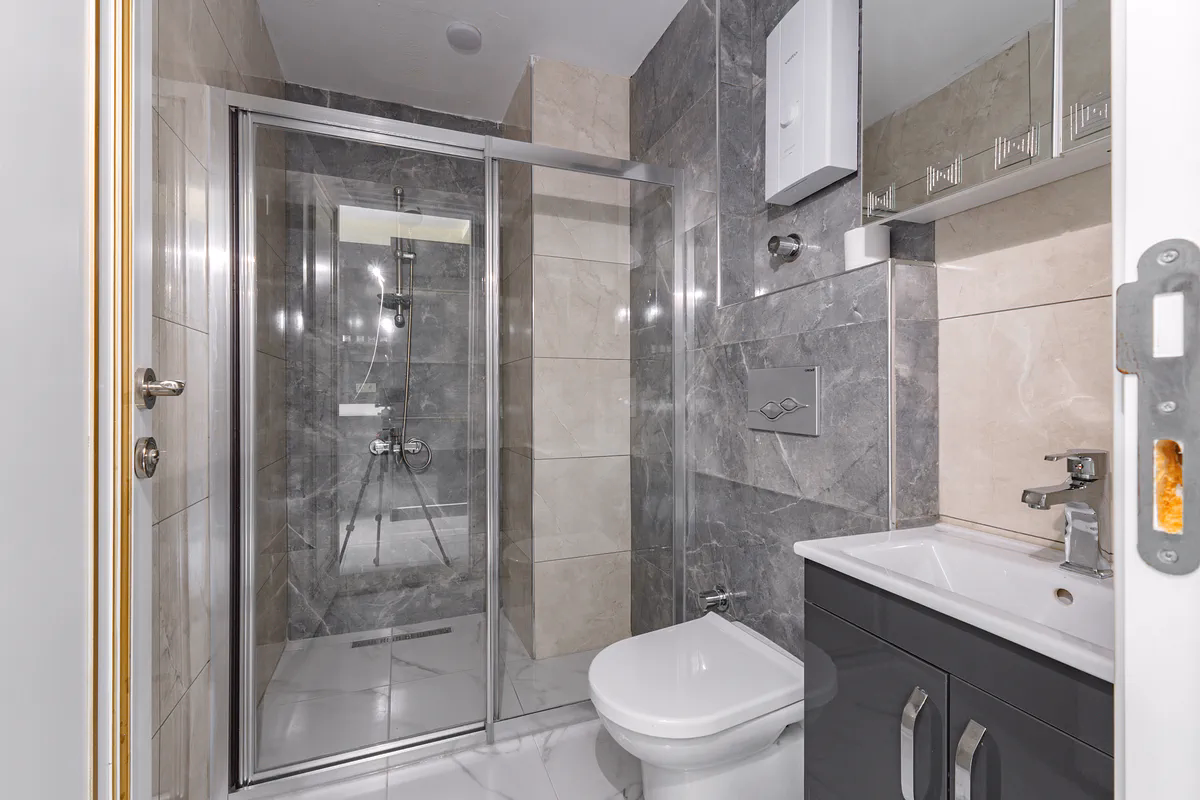 Discover a furnished studio apartment in Mahmutlar, Alanya (4) Modern Hilton bathroom Mahmutlar apartment