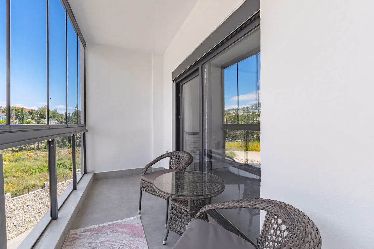 Discover a furnished studio apartment in Mahmutlar, Alanya (6) Private balcony view in Mahmutlar