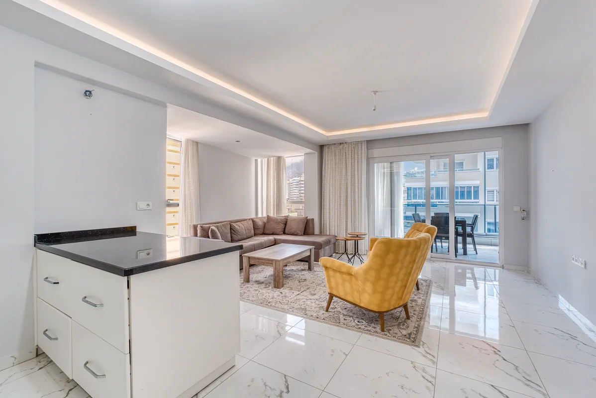 Furnished 1+1 Apartment in Arena Tower, Mahmutlar Alanya (1) Bright furnished living room with open kitchen in Arena Tower