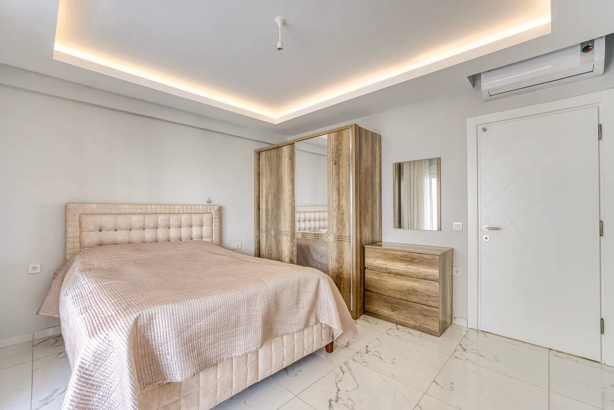 Furnished 1+1 Apartment in Arena Tower, Mahmutlar Alanya (10) Cozy furnished bedroom on 7th floor in Mahmutlar Alanya