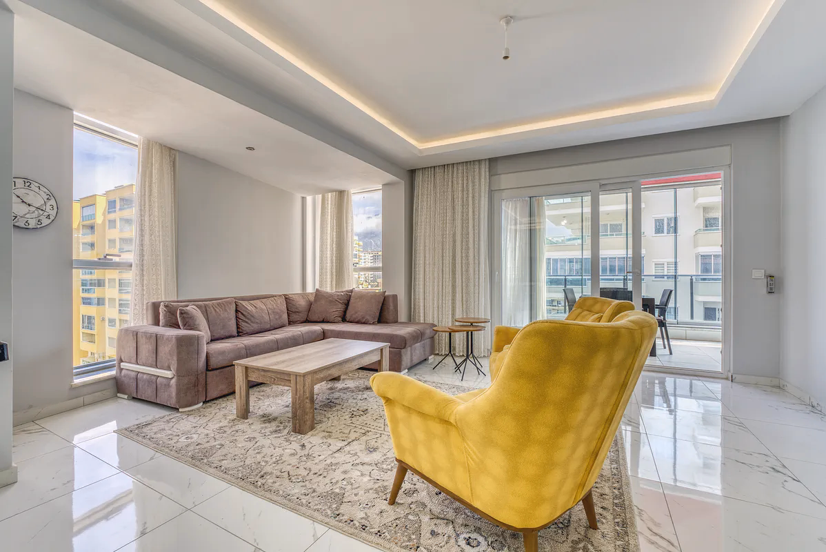 Furnished 1+1 Apartment in Arena Tower, Mahmutlar Alanya (2) Bright furnished living room with open kitchen in Arena Tower