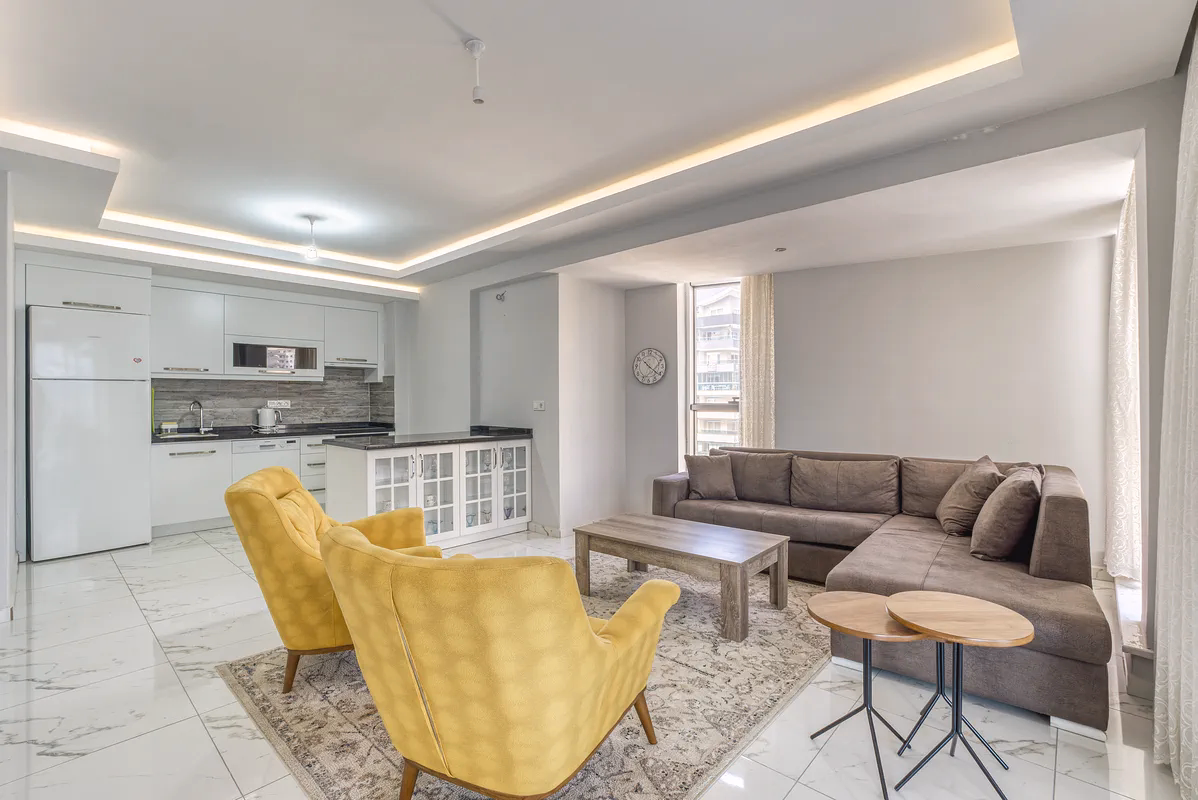 Furnished 1+1 Apartment in Arena Tower, Mahmutlar Alanya (3) Bright furnished living room with open kitchen in Arena Tower