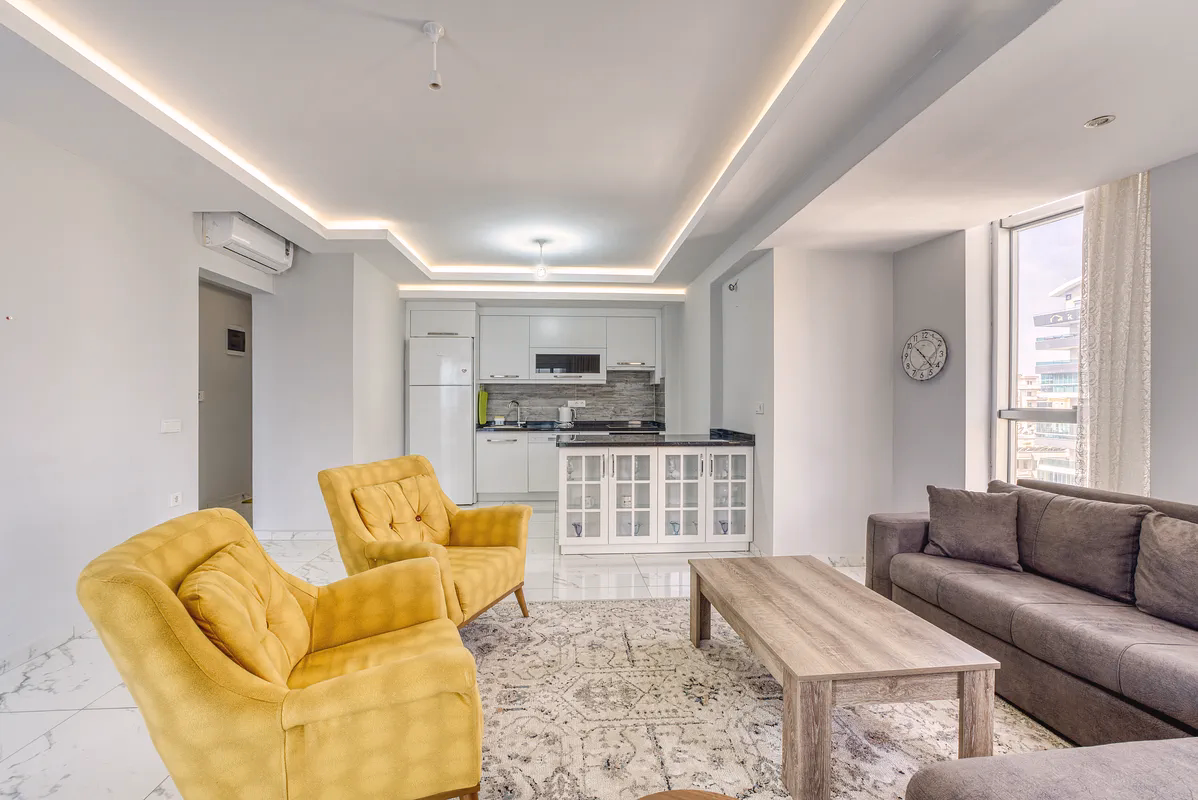 Furnished 1+1 Apartment in Arena Tower, Mahmutlar Alanya (4) Bright furnished living room with open kitchen in Arena Tower