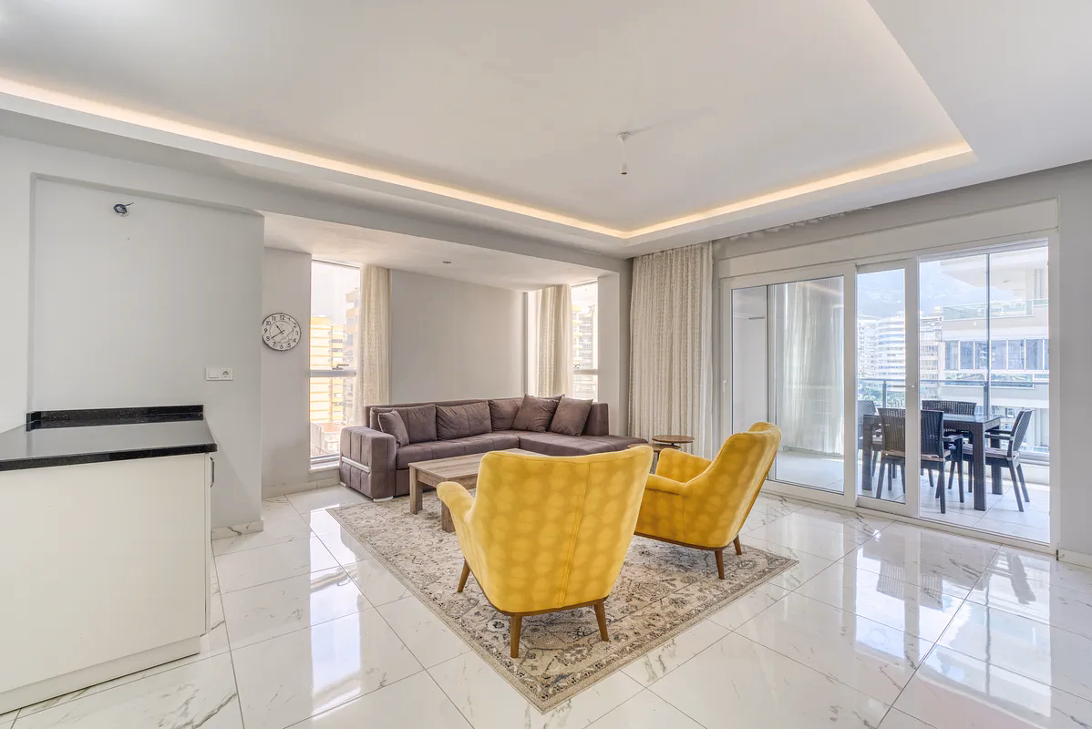 Furnished 1+1 Apartment in Arena Tower, Mahmutlar Alanya (6) Bright furnished living room with open kitchen in Arena Tower