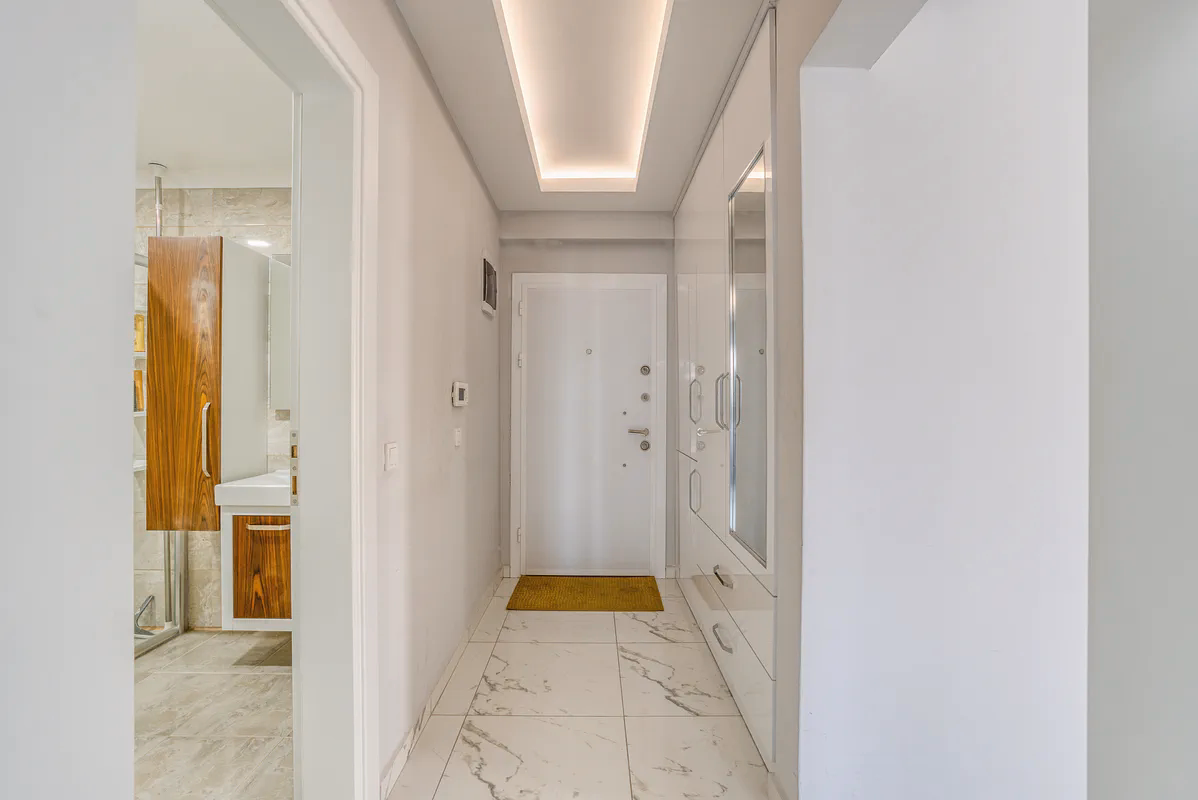 Furnished 1+1 Apartment in Arena Tower, Mahmutlar Alanya (7) Bright furnished living room with open kitchen in Arena Tower
