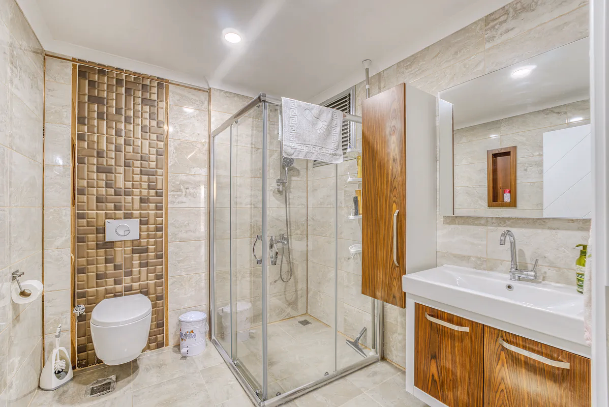 Furnished 1+1 Apartment in Arena Tower, Mahmutlar Alanya (8) Modern shower cabin bathroom in Arena Tower apartment Alanya