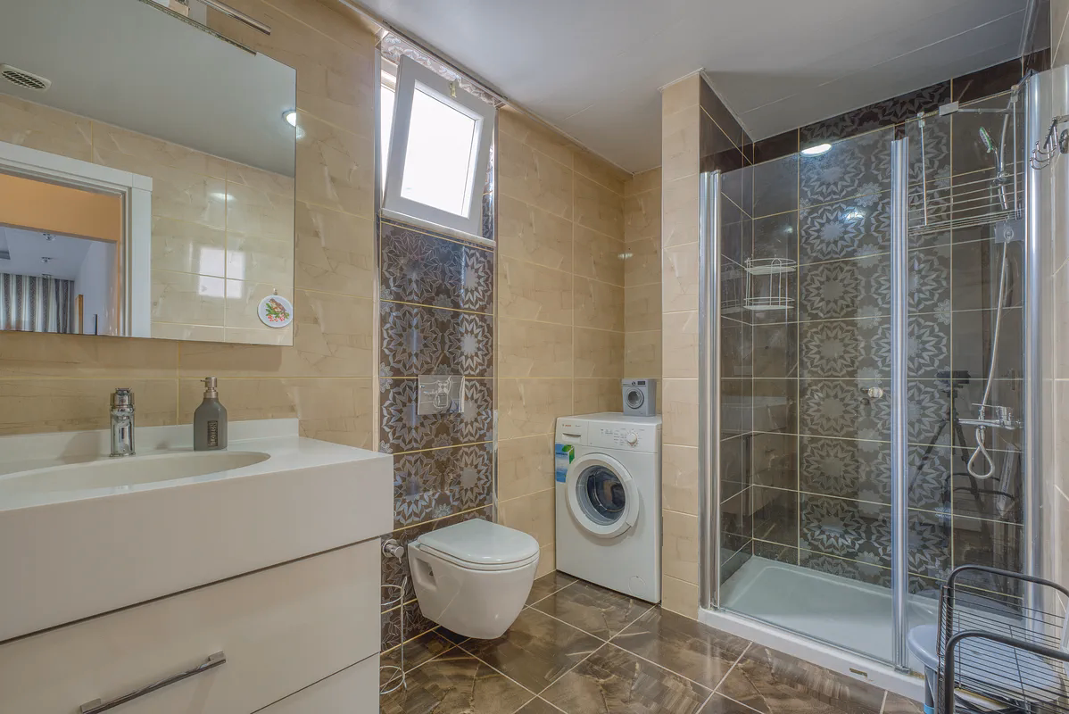 Lotus Residence Mahmutlar Alanya (22) Hilton-finish bathroom with shower cabin in Lotus Residence