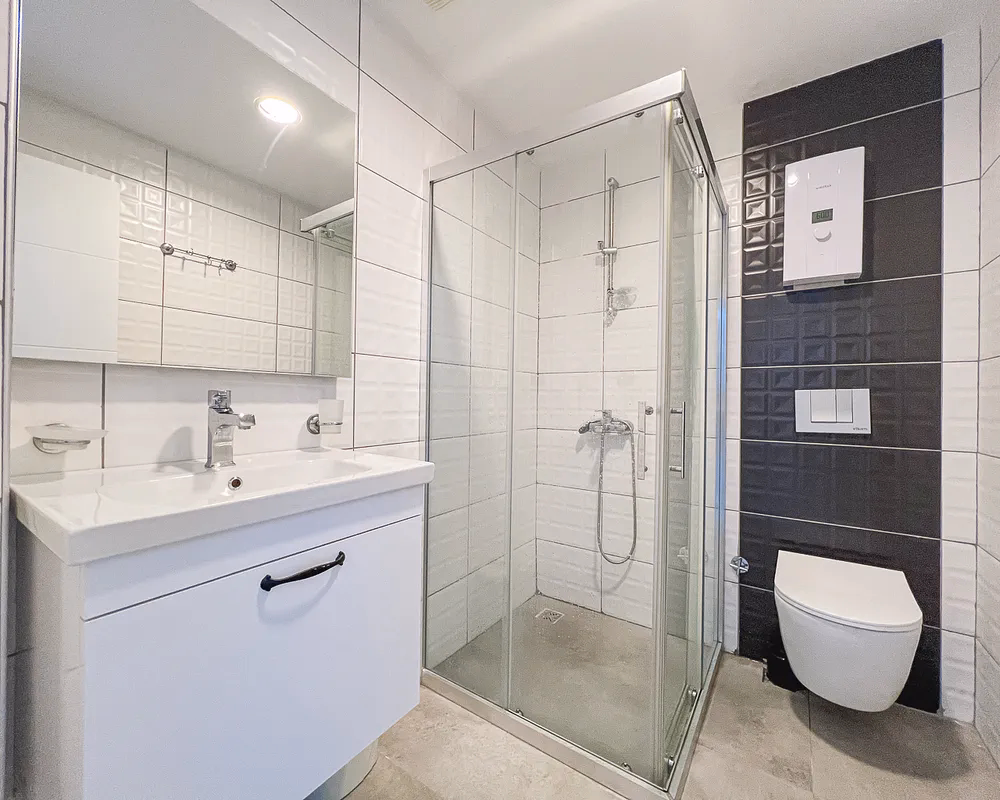 Modern Studio Apartment in STAY SUIT Residence, Kargicak (17) Modern Hilton bathroom with shower cabin in STAY SUIT apartment