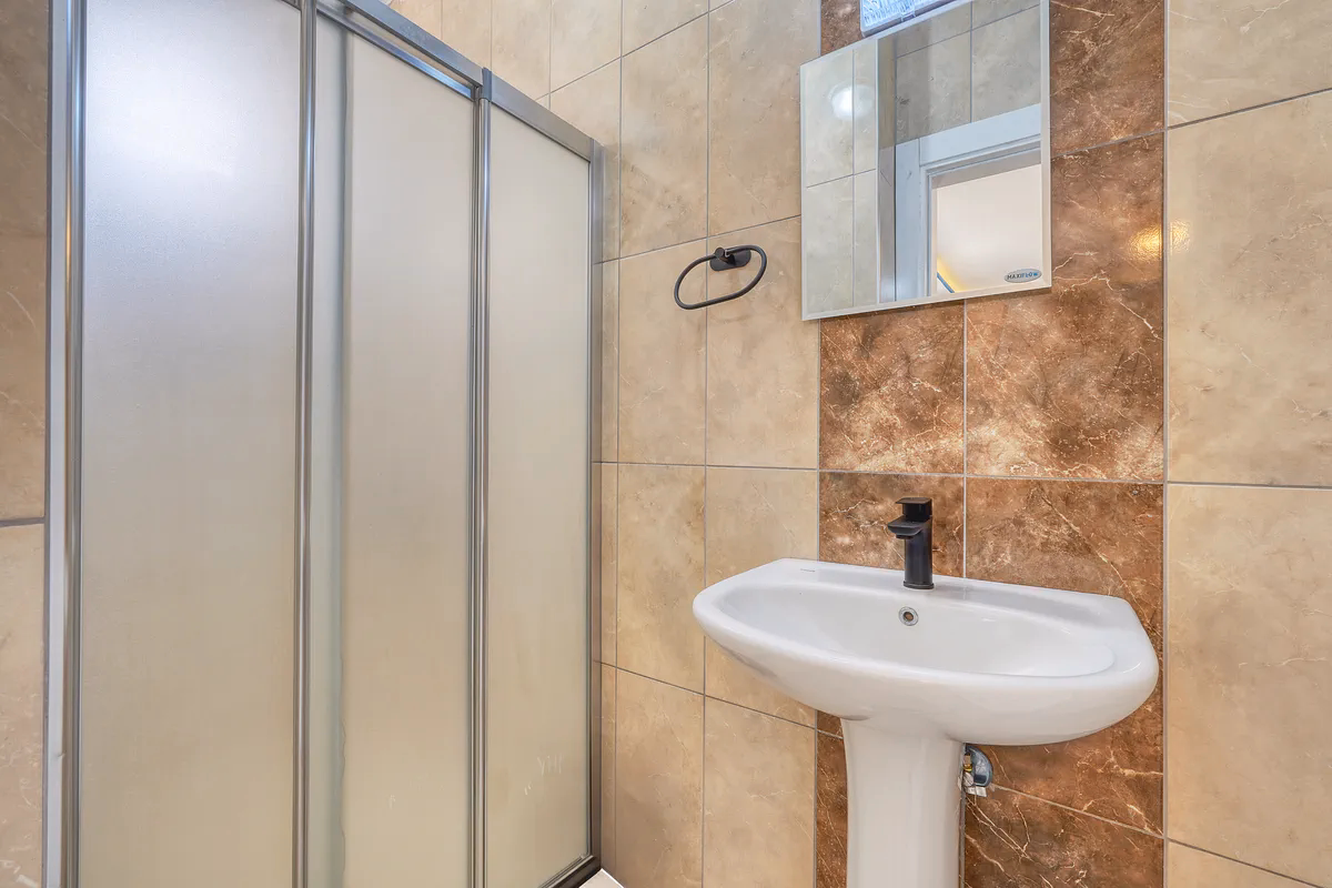 Namık Kemal Apartment Mahmutlar Sea (2) First Hilton-finish bathroom with shower cabin Namık Kemal