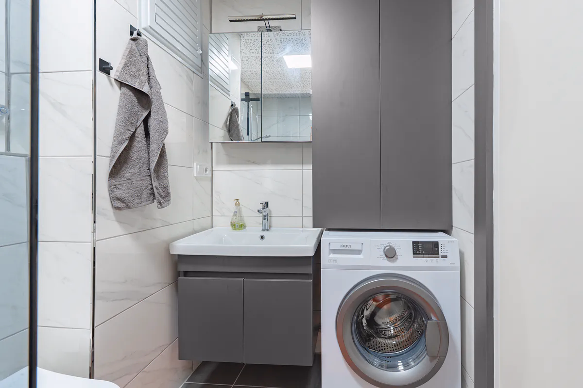 Nature-Friendly Studio Apartment for Sale in Kestel, Alanya (3) Modern Hilton bathroom with shower cabin in Kestel Alanya apartment