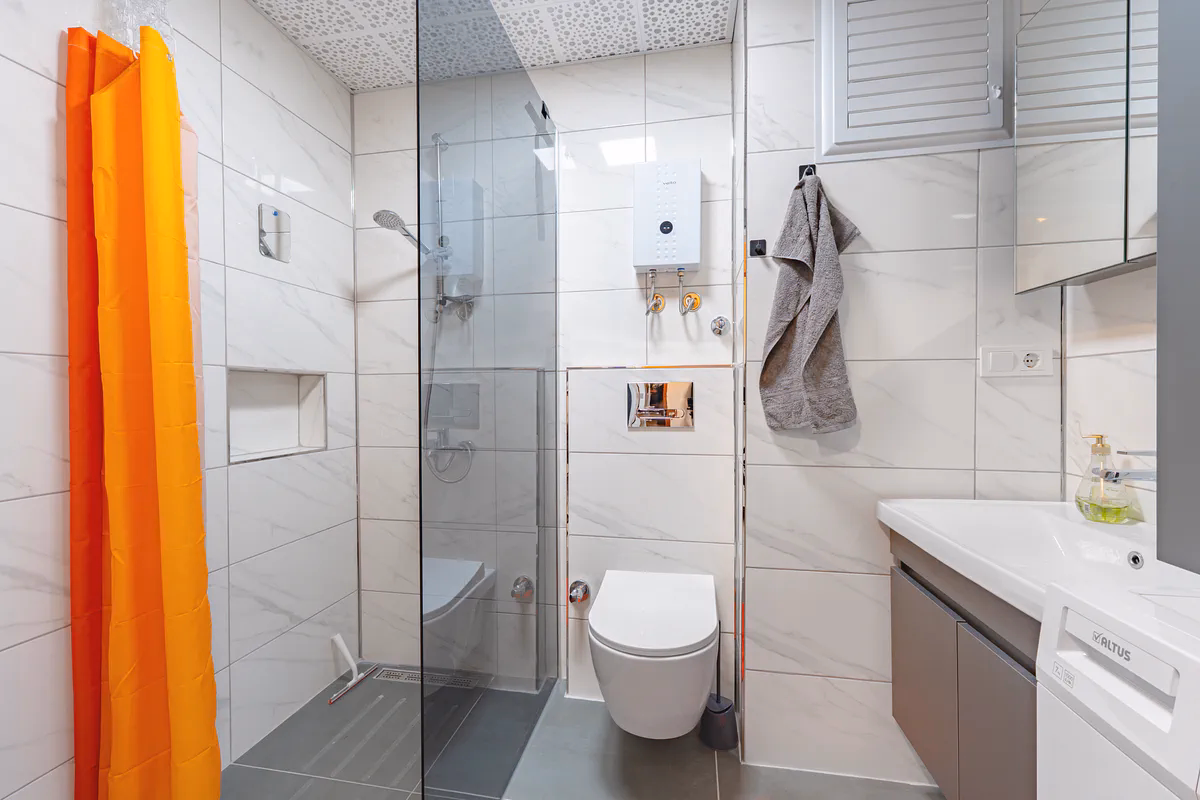 Nature-Friendly Studio Apartment for Sale in Kestel, Alanya (4) Modern Hilton bathroom with shower cabin in Kestel Alanya apartment