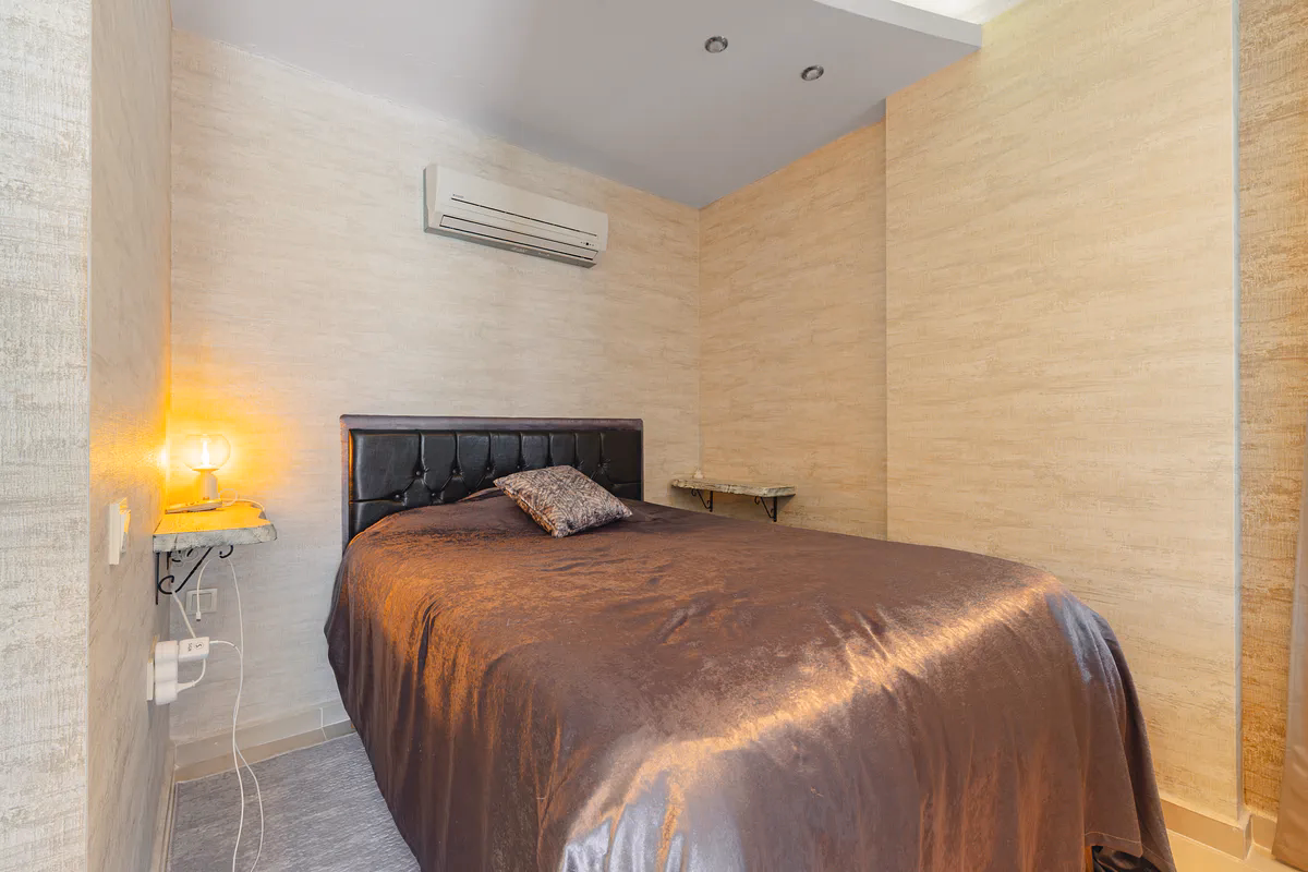 Nature-Friendly Studio Apartment for Sale in Kestel, Alanya (5) Modern Hilton bathroom with shower cabin in Kestel Alanya apartment