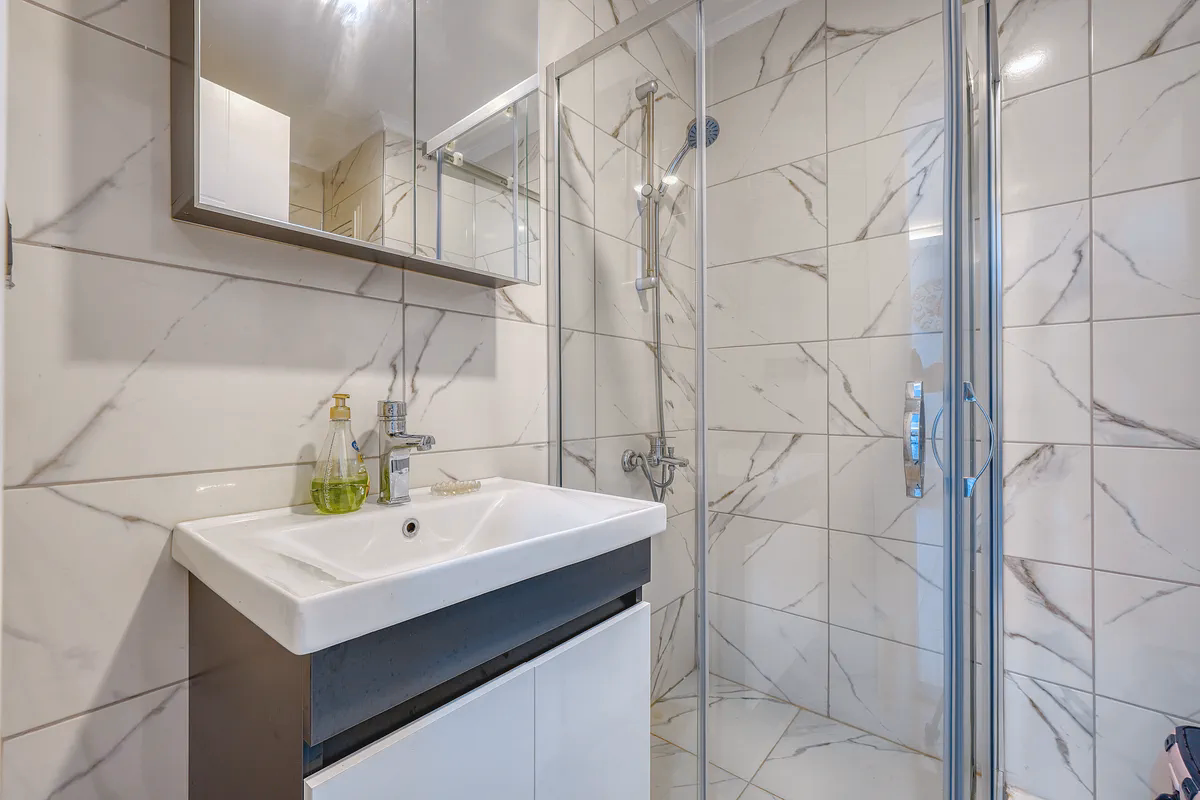Novita 11 Mahmutlar New Build (11) Hilton-finish bathroom with shower cabin in Novita 11 Mahmutlar