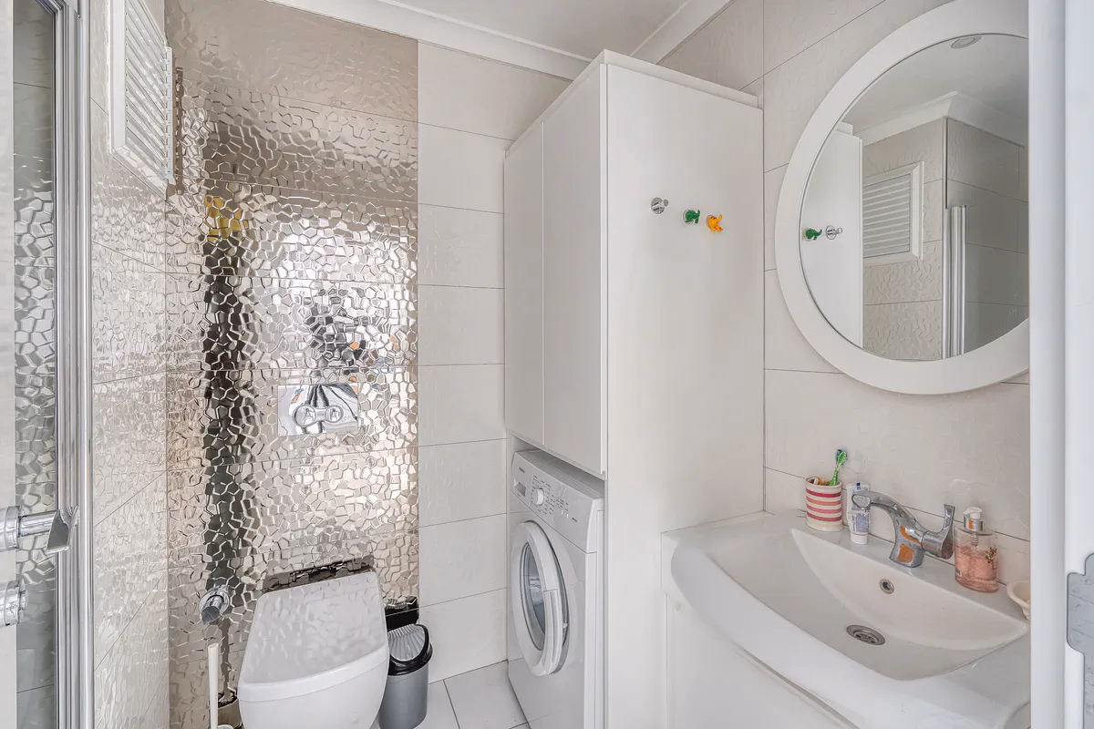 Sea View 1+1 in Hexa Panorama (9) Hilton-finish bathroom with shower cabin in Hexa Panorama
