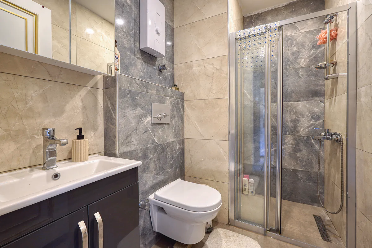 Studio Apartment Mahmutlar Alanya Furnished TNH Hill (10) Modern sleeping space in Mahmutlar apartment
