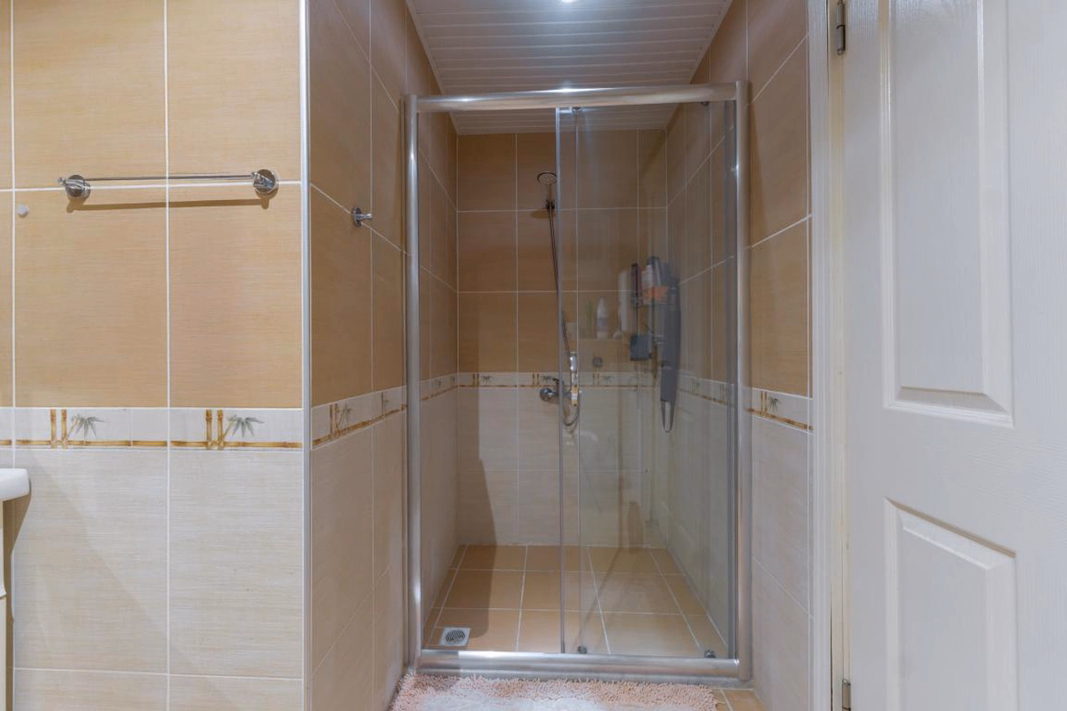 Furnished Apartment Mahmutlar – Spacious 2+1 Near Beach (14) Modern Hilton bathroom in Mahmutlar apartment