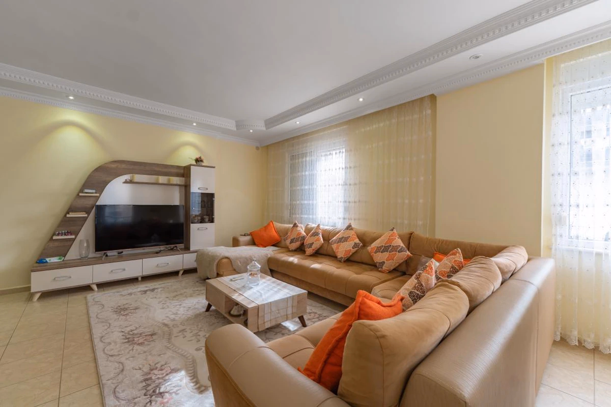 Furnished Apartment Mahmutlar – Spacious 2+1 Near Beach (2) Furnished living room in Mahmutlar apartment