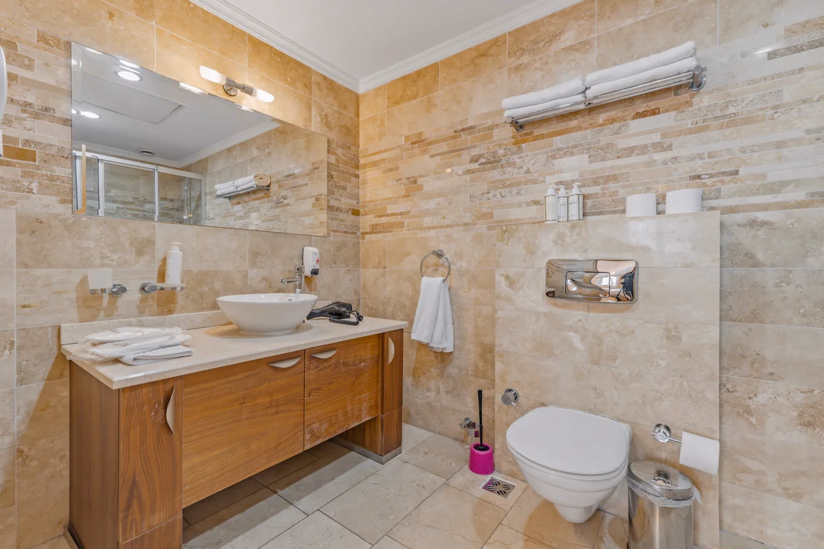GoldCity Apartment Kargicak – Panoramic Sea Views (22) Hilton bathroom at GoldCity Residence Kargicak