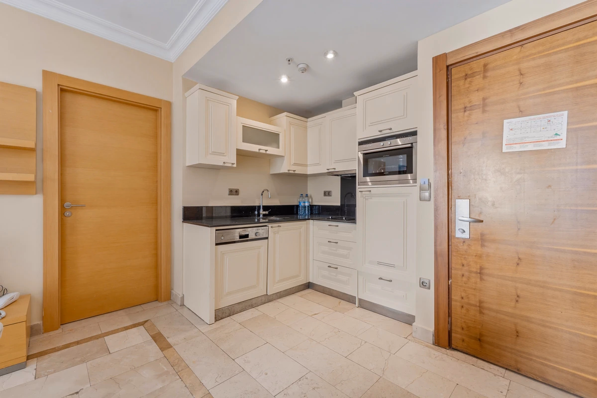 GoldCity Apartment Kargicak – Panoramic Sea Views (6) American kitchen inside GoldCity apartment