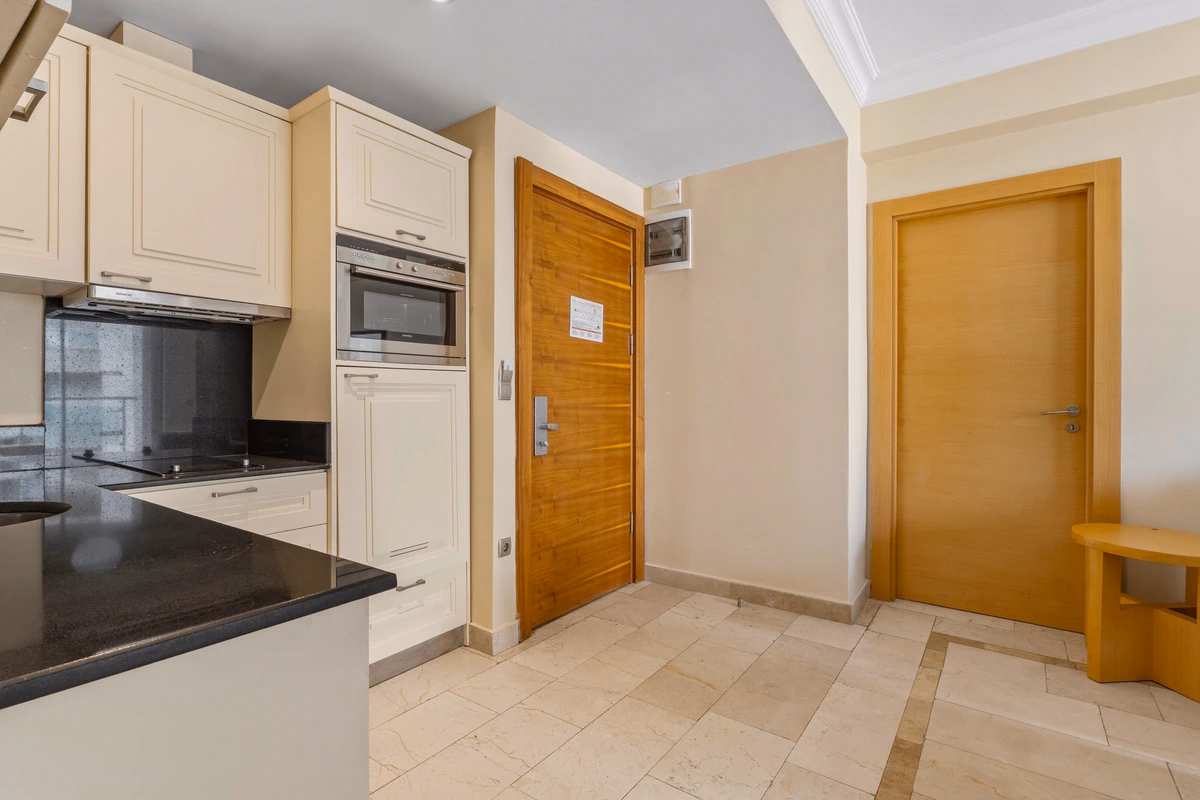 GoldCity Apartment Kargicak – Panoramic Sea Views (8) American kitchen inside GoldCity apartment