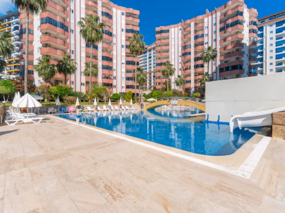Outdoor pool at Toros 1